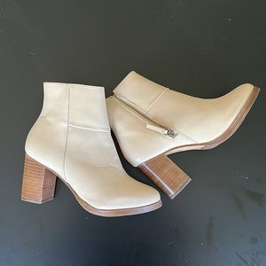 Nwot! THURSDAY Daisy Modern ankle booties.